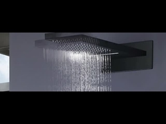 Grifos de la ducha del cuarto de baño