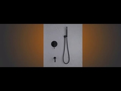 Grifos de la ducha del cuarto de baño