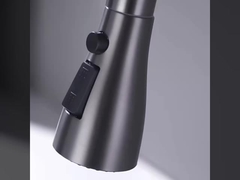 Tire hacia abajo el grifo de la cocina