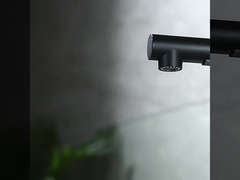 Tire hacia abajo el grifo de la cocina