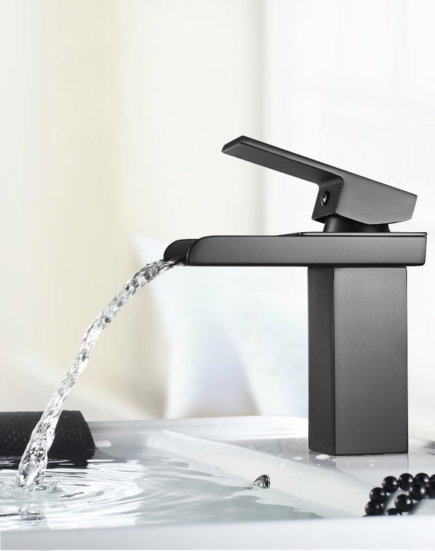Mezclador de acero inoxidable del lavabo de la manija del solo agujero de la cascada SUS304 solo en Chrome Matte Black