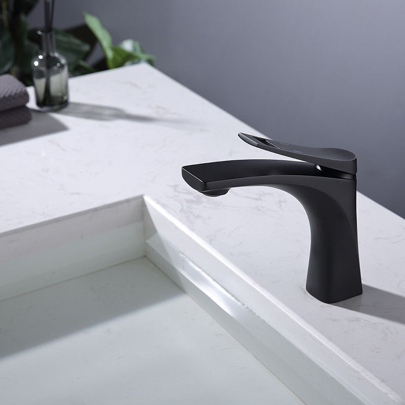 Solo mezclador del lavabo de la manija del solo agujero moderno de cobre amarillo en Chrome Matte Black Gold Grey
